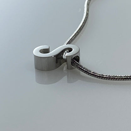 Collier chaîne serpent en acier inoxydable avec initiale lettre argentée