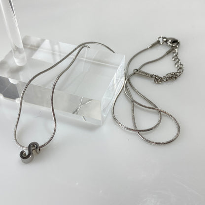 Collier chaîne serpent en acier inoxydable avec initiale lettre argentée