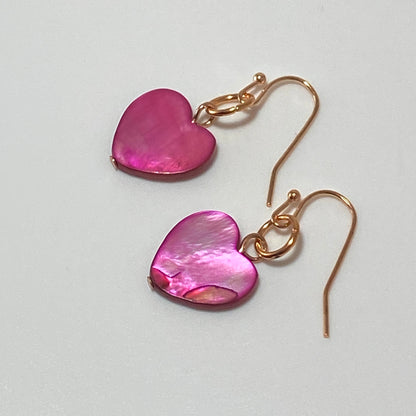 Boucles d'oreilles en forme de cœur en nacre sur fils plaqués or rose