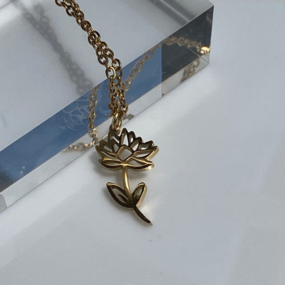 Collier en acier inoxydable avec fleur de naissance sur chaîne torsadée