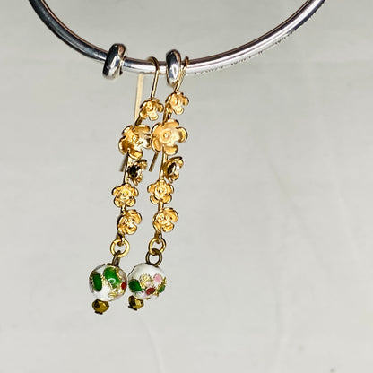 Boucles d'oreilles boule ronde en émail peinte à la main sur crochets en laiton plaqué or 24 carats en forme de fleur de prunier