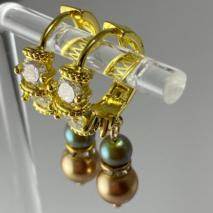 Boucles d'oreilles en perles de cristal autrichiennes sur plaqué or avec pierres en zircone cubique