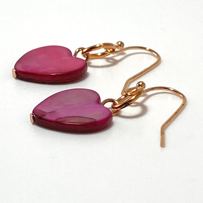 Boucles d'oreilles en forme de cœur en nacre sur fils plaqués or rose