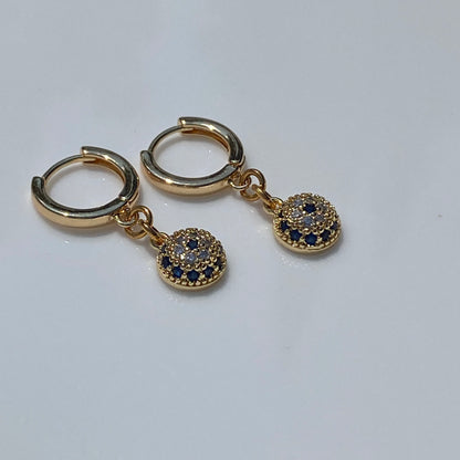 Boucles d'oreilles Huggie en laiton plaqué or 24 carats avec pierres en zircone cubique