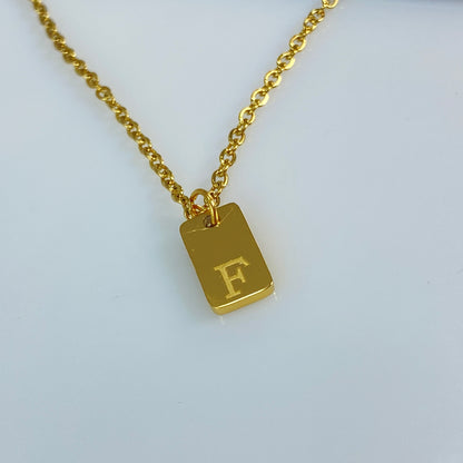 Collier en acier inoxydable doré 18 carats avec petite lettre initiale