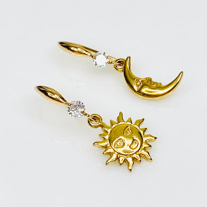 Boucles d'oreilles crochet soleil et lune plaquées or 18 carats