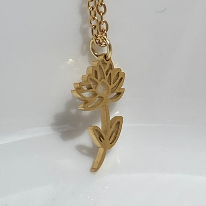 Collier en acier inoxydable avec fleur de naissance sur chaîne torsadée