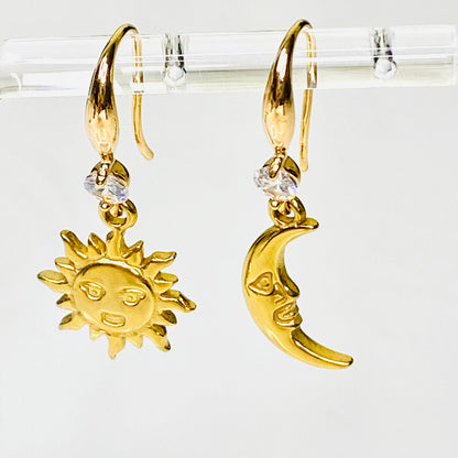 Boucles d'oreilles crochet soleil et lune plaquées or 18 carats