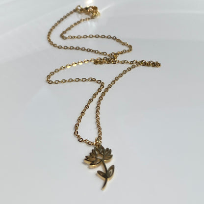 Collier en acier inoxydable avec fleur de naissance sur chaîne torsadée