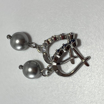 Boucles d'oreilles en perles de cristal autrichiennes sur plaqué or blanc avec pierres en zircone cubique