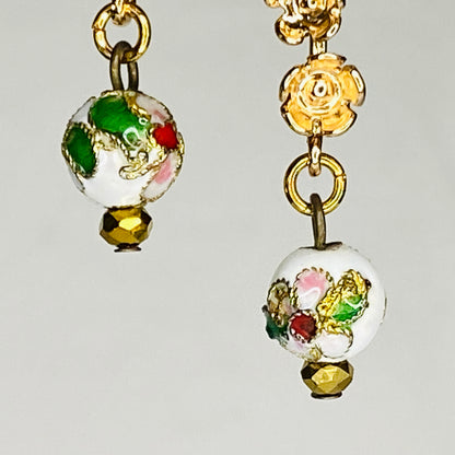 Boucles d'oreilles boule ronde en émail peinte à la main sur crochets en laiton plaqué or 24 carats en forme de fleur de prunier