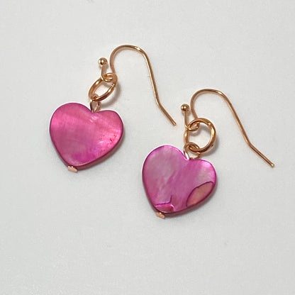 Boucles d'oreilles en forme de cœur en nacre sur fils plaqués or rose