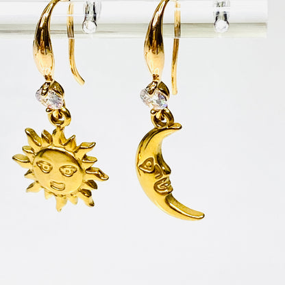 Boucles d'oreilles crochet soleil et lune plaquées or 18 carats