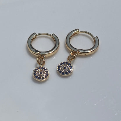 Boucles d'oreilles Huggie en laiton plaqué or 24 carats avec pierres en zircone cubique