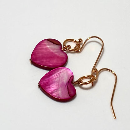 Boucles d'oreilles en forme de cœur en nacre sur fils plaqués or rose