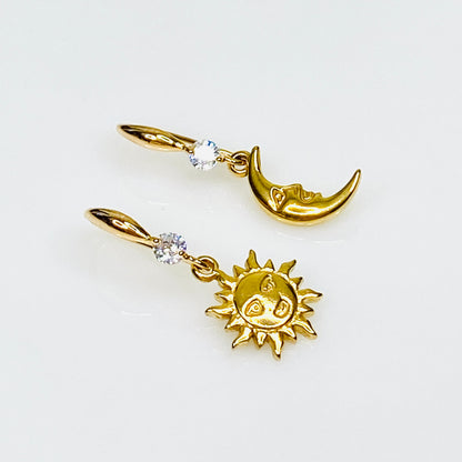 Boucles d'oreilles crochet soleil et lune plaquées or 18 carats