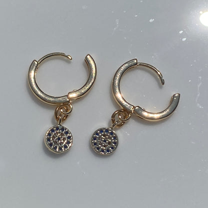 Boucles d'oreilles Huggie en laiton plaqué or 24 carats avec pierres en zircone cubique