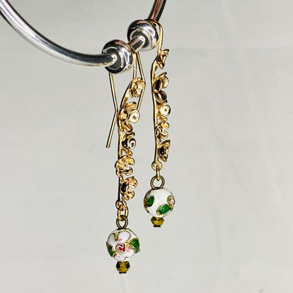 Boucles d'oreilles boule ronde en émail peinte à la main sur crochets en laiton plaqué or 24 carats en forme de fleur de prunier