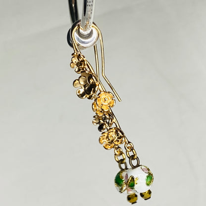 Boucles d'oreilles boule ronde en émail peinte à la main sur crochets en laiton plaqué or 24 carats en forme de fleur de prunier
