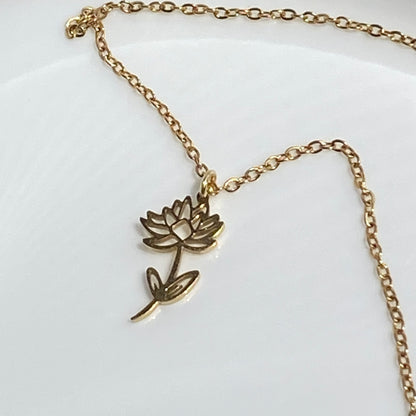 Collier en acier inoxydable avec fleur de naissance sur chaîne torsadée