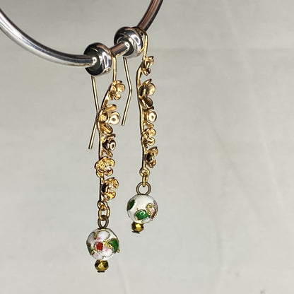 Boucles d'oreilles boule ronde en émail peinte à la main sur crochets en laiton plaqué or 24 carats en forme de fleur de prunier