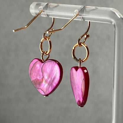 Boucles d'oreilles en forme de cœur en nacre sur fils plaqués or rose