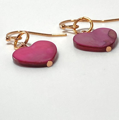 Boucles d'oreilles en forme de cœur en nacre sur fils plaqués or rose