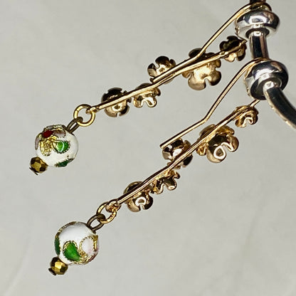 Boucles d'oreilles boule ronde en émail peinte à la main sur crochets en laiton plaqué or 24 carats en forme de fleur de prunier