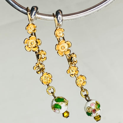 Boucles d'oreilles boule ronde en émail peinte à la main sur crochets en laiton plaqué or 24 carats en forme de fleur de prunier