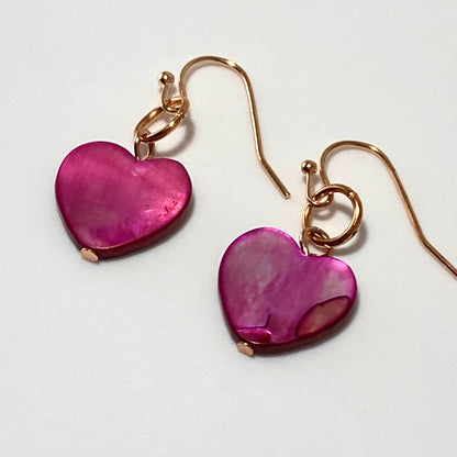 Boucles d'oreilles en forme de cœur en nacre sur fils plaqués or rose