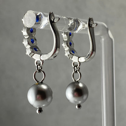 Boucles d'oreilles en perles de cristal autrichiennes sur plaqué or blanc avec pierres en zircone cubique