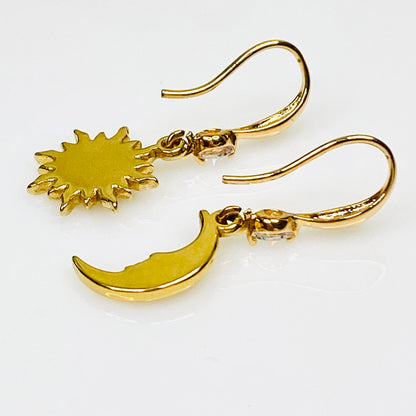 Boucles d'oreilles crochet soleil et lune plaquées or 18 carats